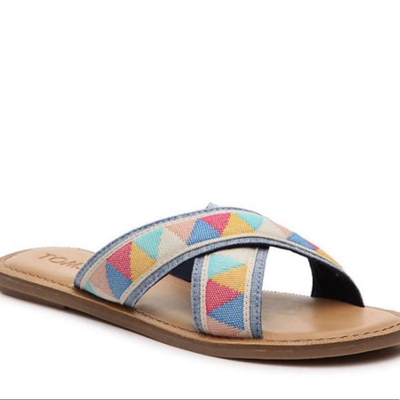 Tom’s Viv Triangle Tribal Print Slide - Picture 1 of 9